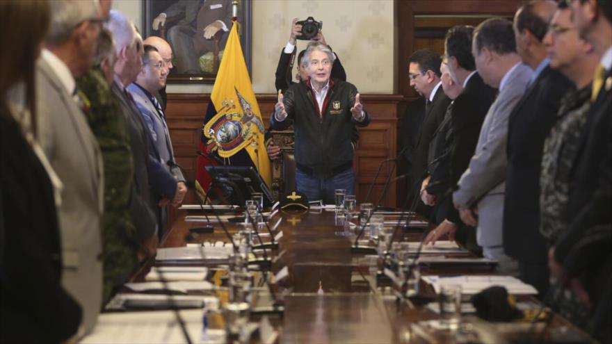 Presidente ecuatoriano, Guillermo Lasso (centro), dirige reunión del Consejo de Seguridad Pública y del Estado, Quito, 27 de abril de 2023 (Foto: AFP).