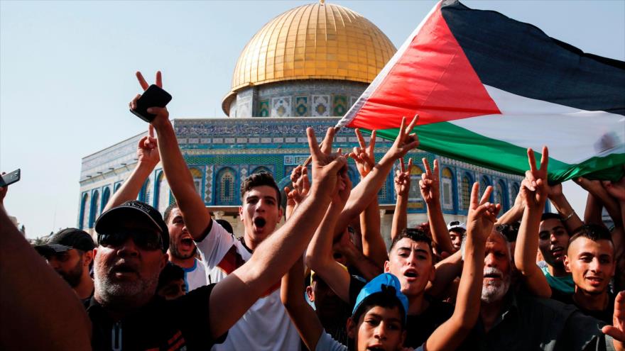 Palestinos muestran gesto de victoria frente a la Cúpula de la Roca en el recinto de la Mezquita Al-Aqsa. (Foto: Getty Images)
