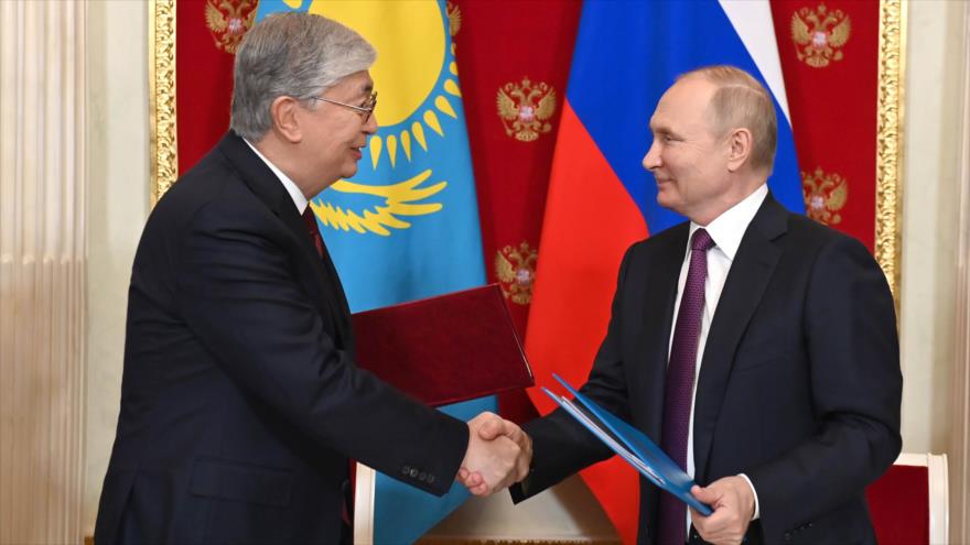 El presidente de Kazajistán, Khasim-Yomart Tokayev, y su homólogo ruso, Vladímir Putin, 28 de noviembre de 2022.