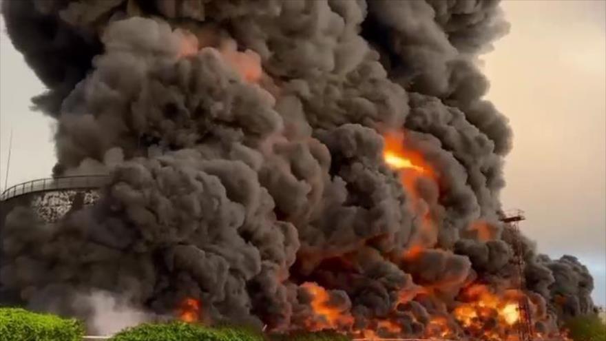 Vídeo: Depósito de combustible arde en llamas en Crimea por ataque con drones