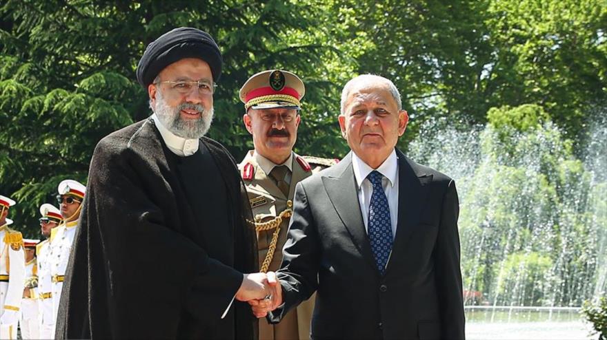 El presidente iraquí, Abdul Latif Rashid, (decha.), y su par iraní, Seyed Ebrahim Raisi, en Teherán, capital de Irán.