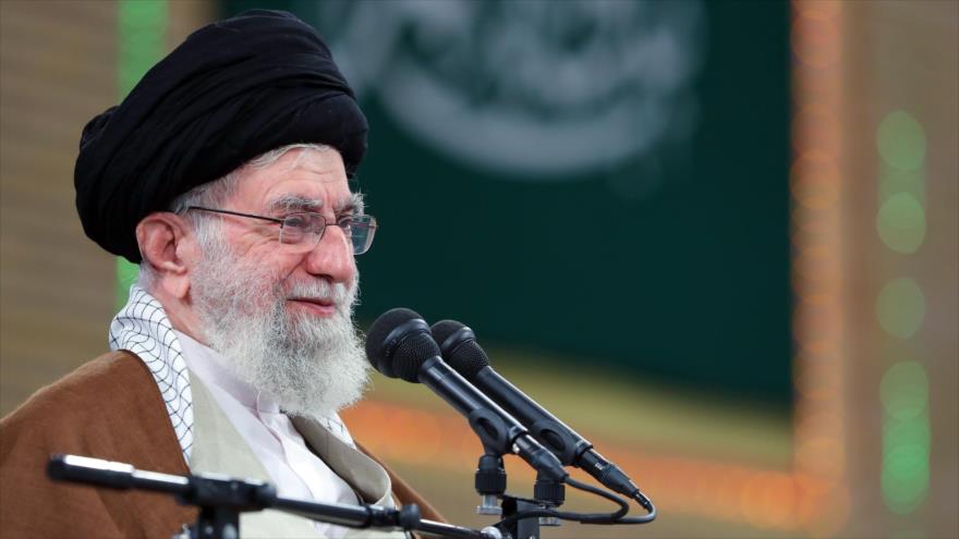 El Líder de la Revolución Islámica de Irán, el ayatolá Seyed Ali Jamenei, en una reunión con los trabajadores, Teherán, 29 de abril de 2023. (Foto: Khamenei.ir)