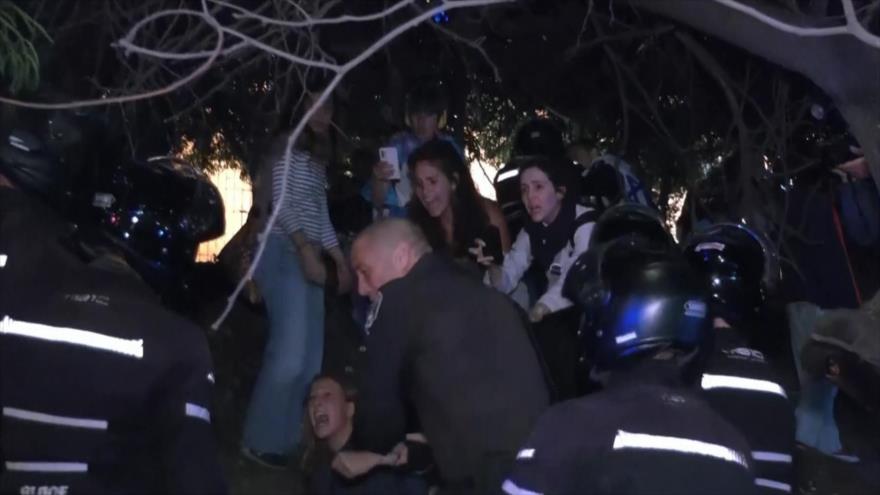 Policía israelí reprime a manifestantes que bloquearon carretera de Tel Aviv