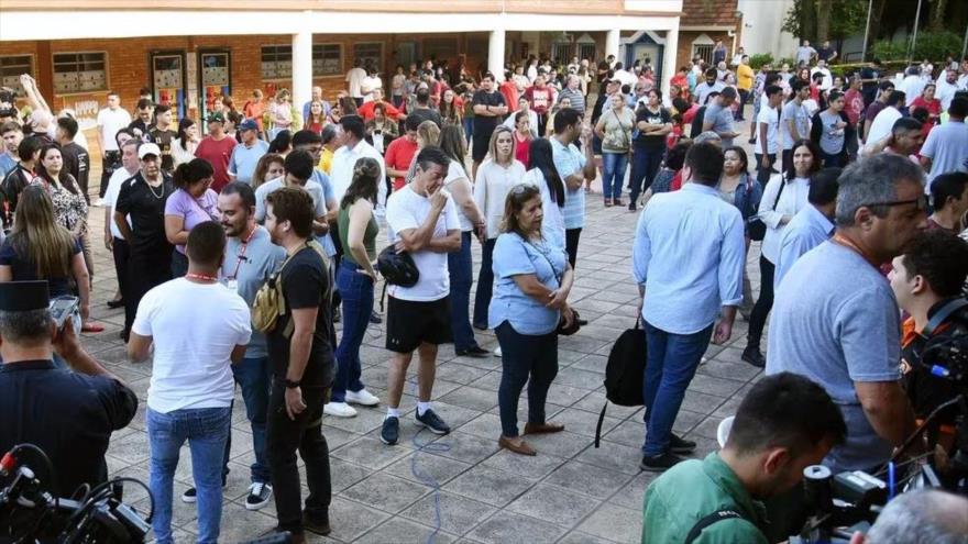 Filas en un colegio electoral en Asunción, la capital, 30 de abril de 2023. (Foto: AFP)