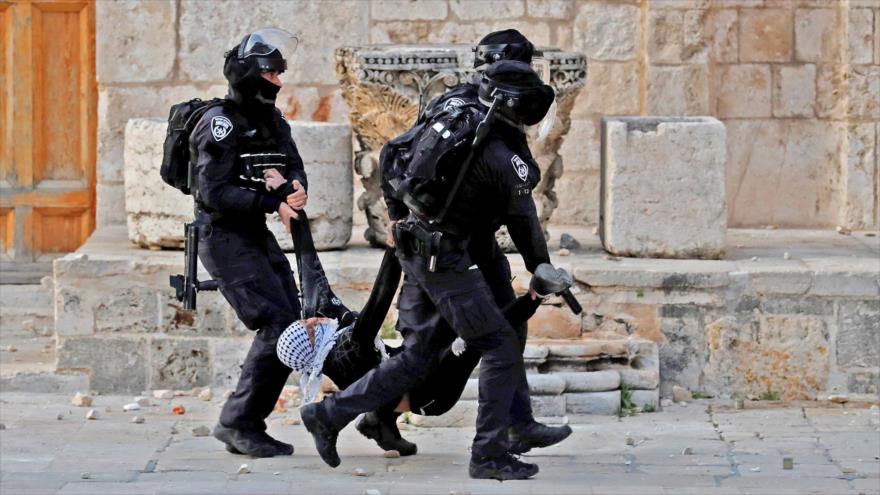 La policía israelí saca con fuerza a un manifestante palestino del recinto de la Mezquita Al-Aqsa en Al-Quds (Jerusalén). (Foto: AFP)