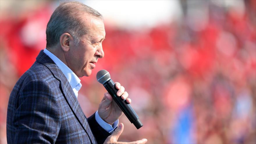 El presidente de Turquía, Recep Tayyip Erdogan, en una campaña electoral en Izmir, 30 de abril de 2023.