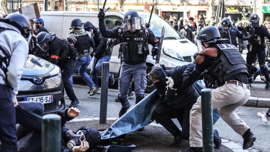 Policías franceses reprimen a manifestantes durante una protesta en Toulouse. (Foto: AFP)