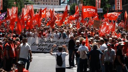 Trabajadores españoles exigen alza en salarios y mejores beneficios