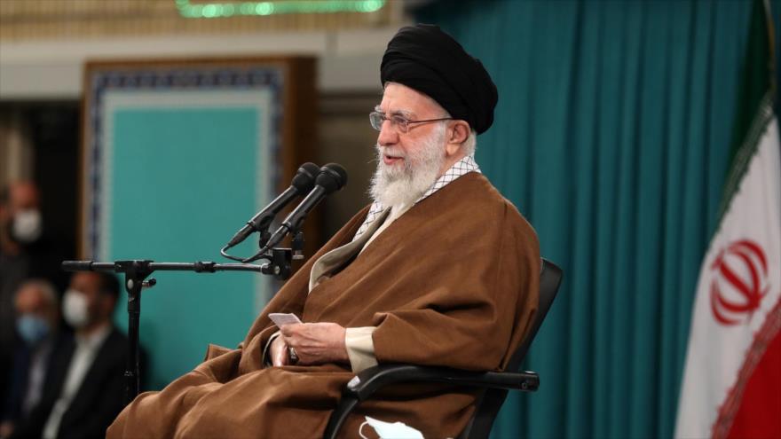 El Líder de la Revolución Islámica de Irán, el ayatolá Seyed Ali Jamenei, en una reunión con un grupo de maestros, Teherán, 2 de mayo de 2023. (Foto: khamenei.ir)