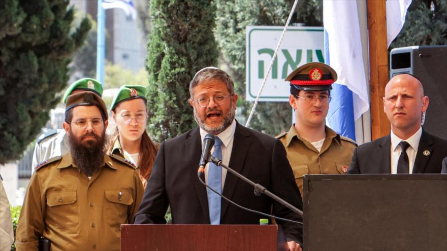 El ministro de seguridad de Israel, Itamar Ben-Gvir (centro), habla durante un acto, 25 de abril de 2023. (Foto: AFP)