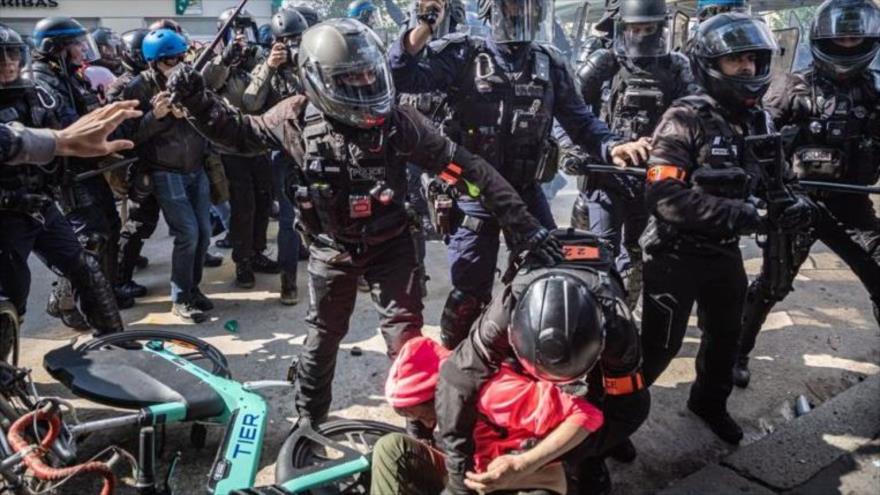 Agentes policiales detienen a un manifestante durante la marcha anual del Día Internacional de Trabajadores en París, capital de Francia, 1 de mayo de 2023.