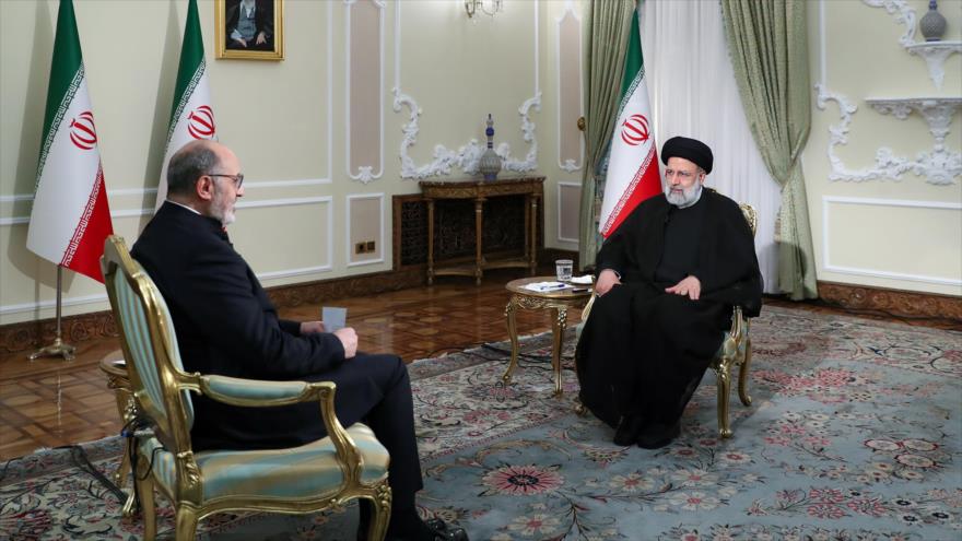 El presidente de Irán, Seyed Ebrahim Raisi, (decha.) durante una entrevista con Al-Mayadeen.