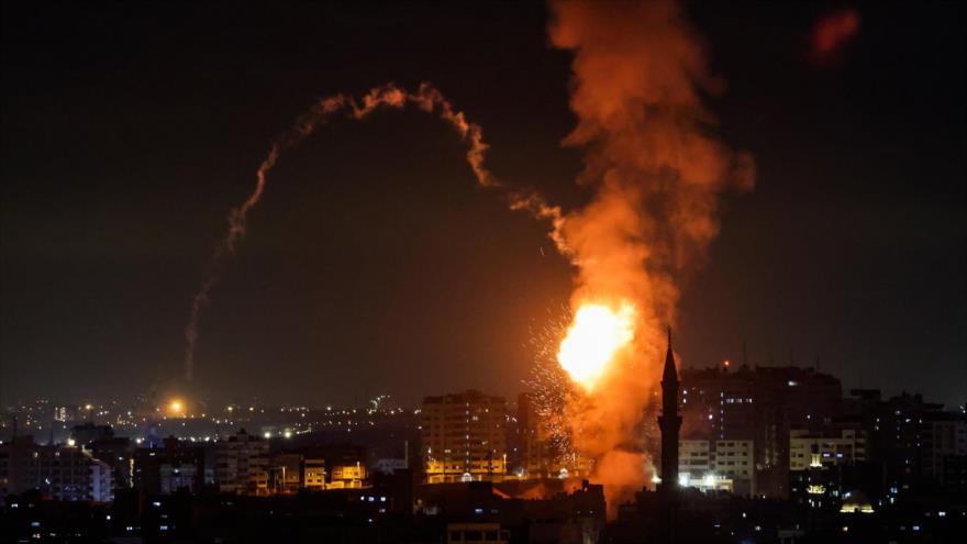 Una explosión en la Franja de Gaza tras los bombardeos del ejército de Israel, 2 de mayo de 2023.