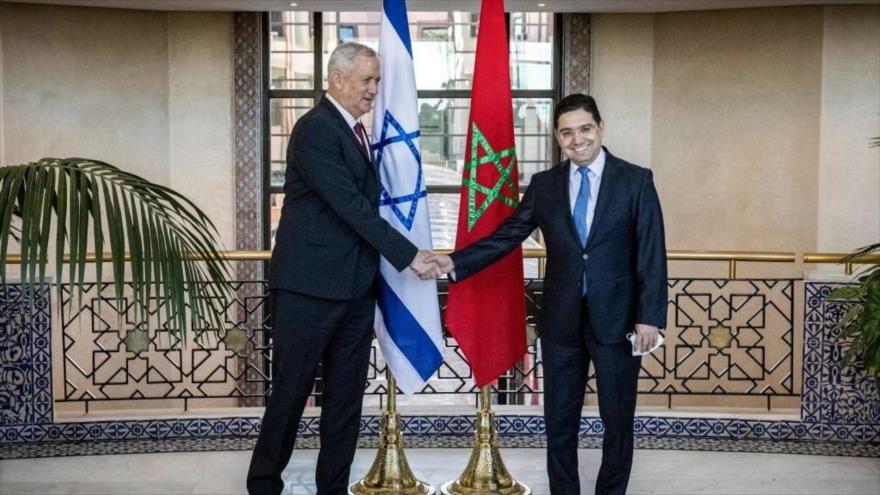 El canciller de Marruecos, Nasser Bourita (dcha.), y el entonces ministro israelí de asuntos militares, Benny Gantz, en Rabat, 24 de noviembre de 2021.