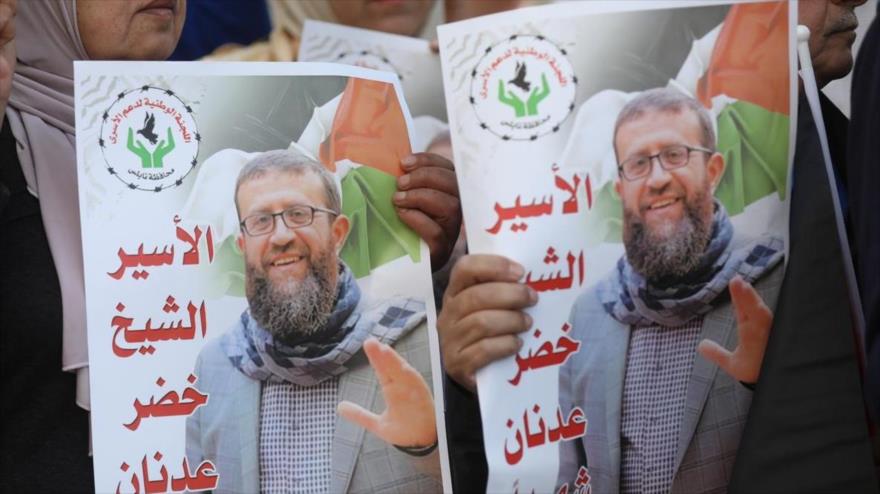 Fotos del preso palestino Jader Adnan, en protestas en Cisjordania tras su martirio en una prisión israelí, 2 de mayo de 2023. (Foto: EFE)