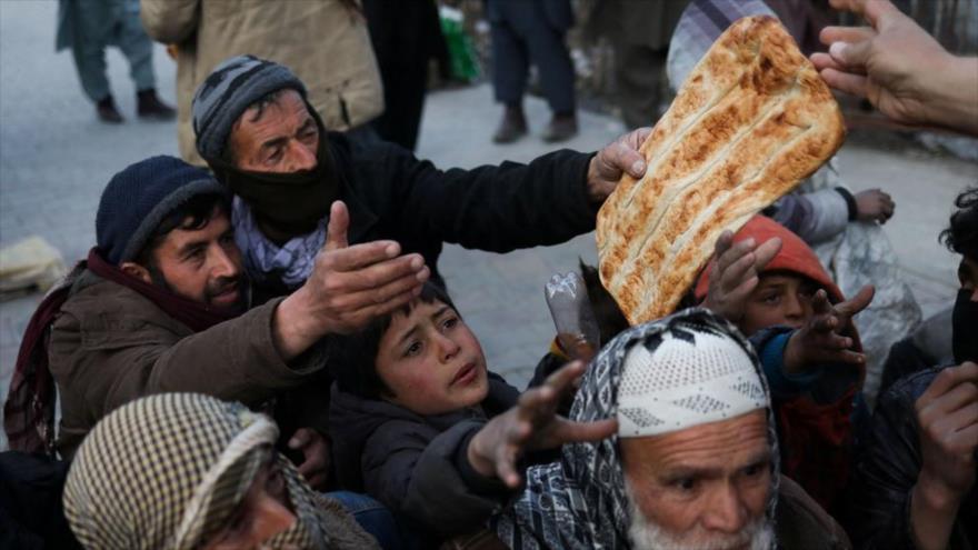 Gran parte de la población afgana sufre de hambruna en ausencia de ayuda humanitaria internacional.
