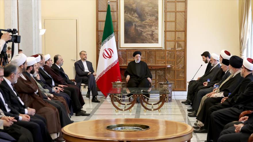 Presidente de Irán, Seyed Ebrahim Raisi, se reúne con un grupo de clérigos sirios en Damasco, 4 de mayo de 2023. (Foto: President.ir)
