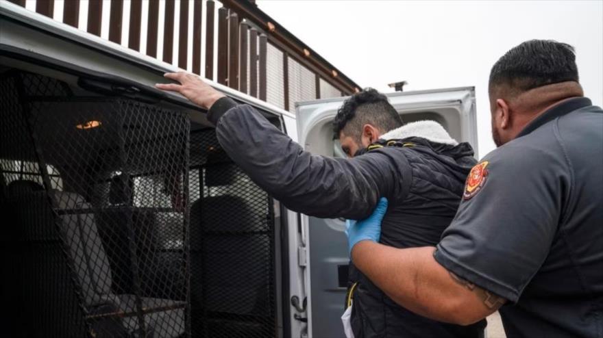 Un ciudadano colombiano es detenido en la frontera entre México y EE.UU. el 4 de mayo. Foto: AP