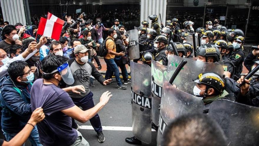 Policía peruana intenta dispersar una protesta antigubernamental en Perú. 12 de diciembre de 2022