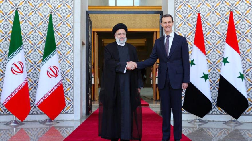 El presidente sirio, Bashar al-Asad (dcha.), recibe a su homólogo iraní, Seyed Ebrahim Raisi, en Damasco, 3 de mayo de 2023.