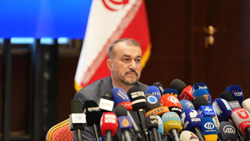 El canciller iraní, Hosein Amir Abdolahian, habla con la prensa durante su visita al Líbano, Beirut. (Foto: mfa.gov.ir)