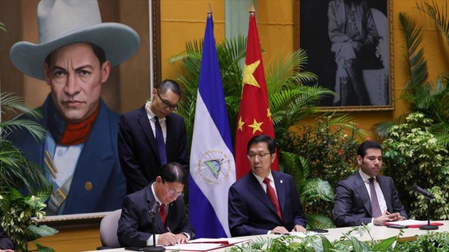 Firma del acuerdo de cosechas tempranas entre el Canciller de Nicaragua y el Ministro de Comercio de China en julio de 2022.
