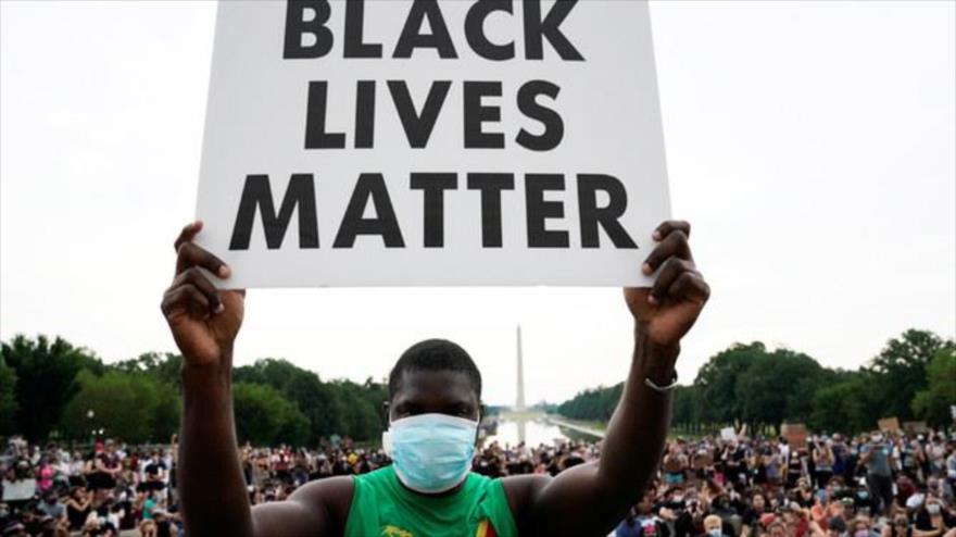 Una manifestante con una pancarta que dice “la Vida de los Negros Importa” en una protesta en Washington, EE.UU., 4 de junio de 2020. (Foto: Reuters)