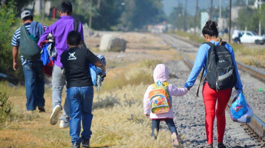 Un grupo de migrantes camina por una carretera en México buscando llegara la frontera con EE.UU.