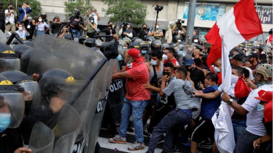 La Policía y los manifestantes se enfrentan durante una protesta antigubernamental en Lima, Perú, 5 de abril de 2002. (Foto: Reuters)