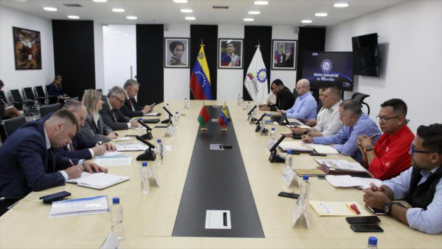 Reunión entre funcionarios bielorrusos y venezolanos en Caracas, viernes 5 de mayo de 2023. Foto: Ministerio de Industrias de Venezuela