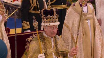 Rey Carlos III coronado en medio de protestas contra la monarquía