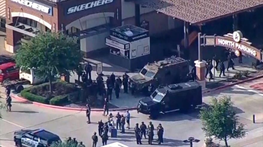 Policías desplegados después de un tiroteo en un centro comercial en Allen, en Texas (EE.UU.), 6 de mayo de 2023.