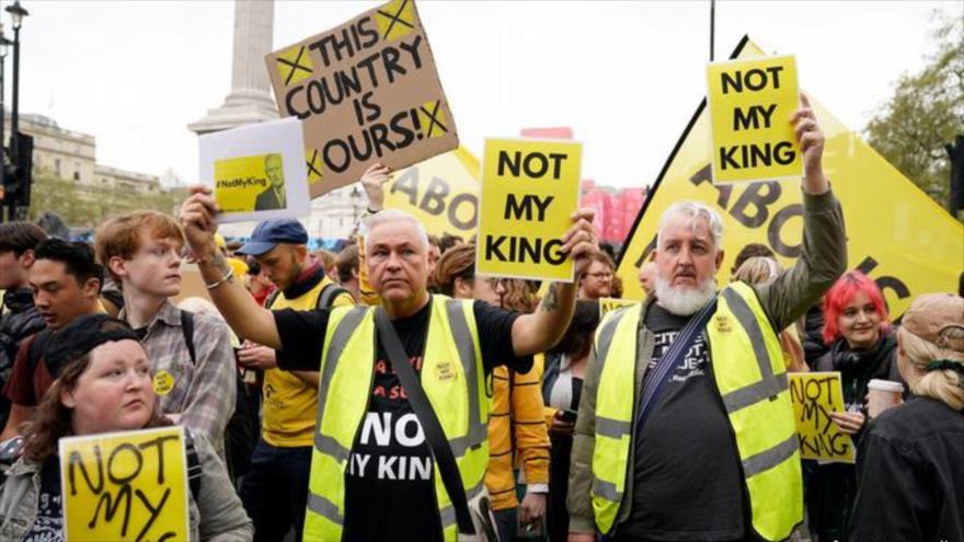 Manifestantes antimonárquicos protestan en el Reino Unido en el día de la coronación de Carlos III, 6 de mayo de 2023.