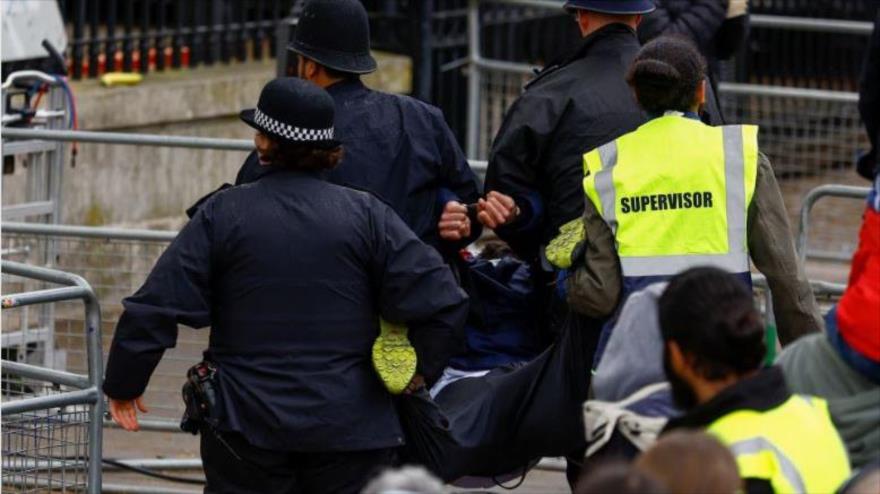 Agentes policiales detienen a un manifestante el día de la coronación del rey Carlos III en Londres, el Reino Unido, 6 de mayo de 2023. (Foto: Reuters)