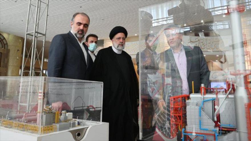 La presencia del presidente de Irán, ayatolá Seyed Ebrahim Raisi (centro) en la ceremonia de la apertura de la V edición de la IRÁN EXPO 2023, el 7 de mayo de 2023 en Teherán