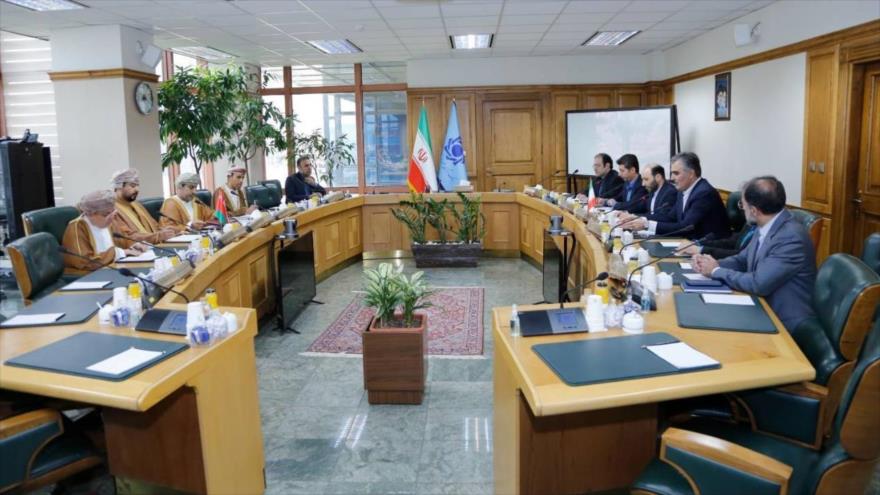 El jefe del Banco Central de Irán, Mohamad Reza Farzin (2º desde la dcha.), reunido con el ministro de Comercio de Omán en Teherán, 8 de mayo de 2023.
