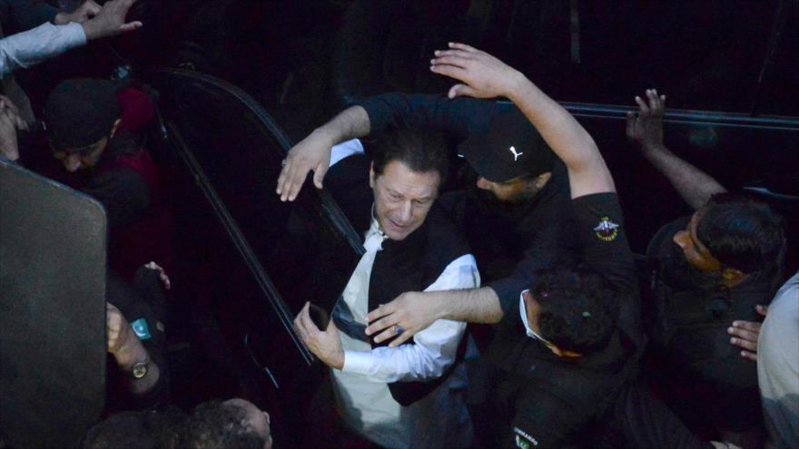 Pakistán estalla en protestas tras arresto del expremier Imran Jan | HISPANTV