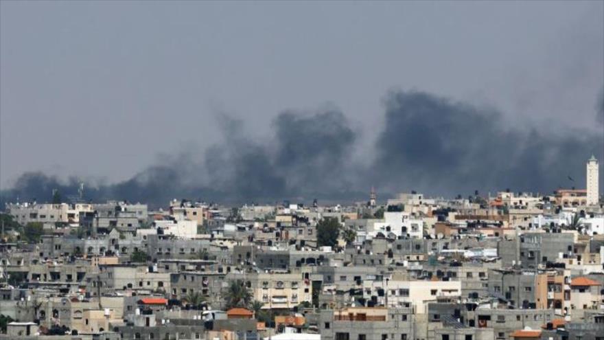 El humo se eleva tras un ataque israelí en el sur de la Franja de Gaza, 9 de mayo de 2023. (Foto: Reuters)