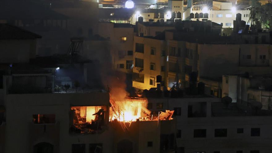 Incendio en un apartamento tras brutal bombardeo del régimen israelí contra la ciudad de Gaza, 9 de mayo de 2023. (Foto: AFP)