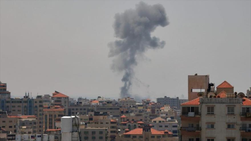Una columna de humo se eleva hacia el cielo despues de los nuevos ataques aéreos israelíes contra Franja de Gaza, 10 de mayo de 2023. (Foto: Shehab)