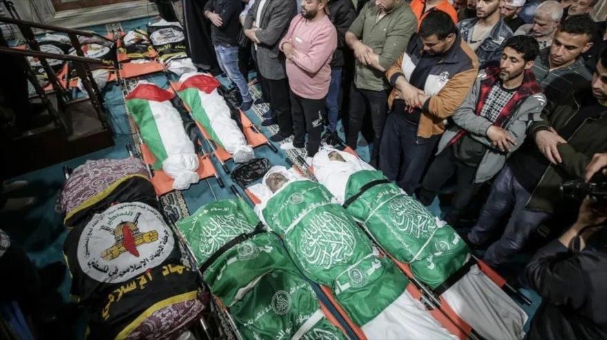 Palestinos asisten al funeral de unos palestinos asesinados tras los ataques aéreos israelíes en la ciudad de Gaza, 9 de mayo de 2023. (Foto: EFE)