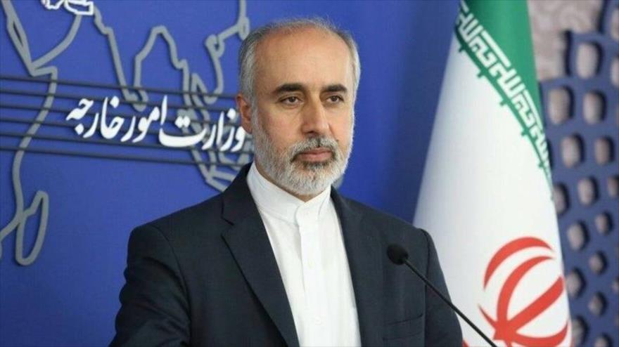 El portavoz de la Cancillería de Irán, Naser Kanani, habla en una rueda de prensa en Teherán, la capital.