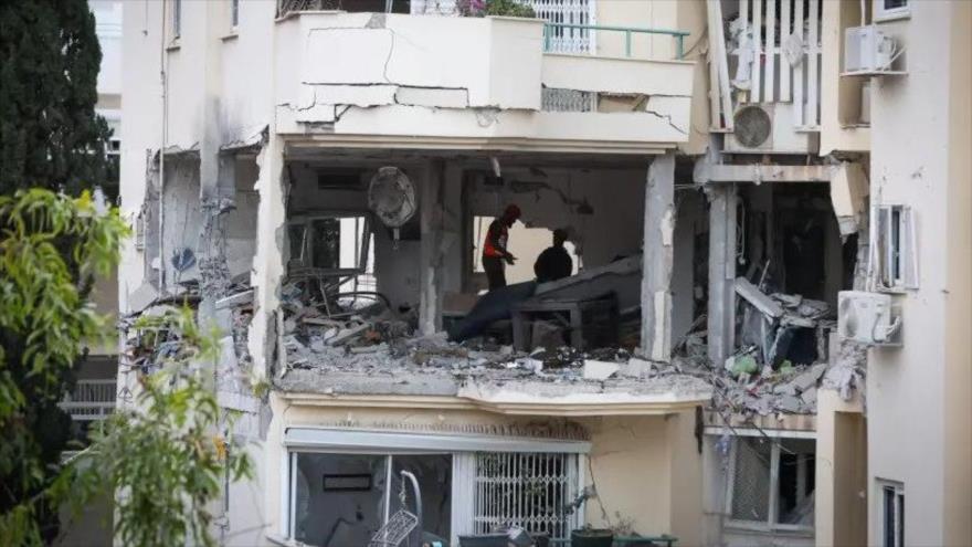 Las fuerzas israelíes en el lugar donde un misil disparado desde Gaza golpeó y dañó una casa, Rejovot, 11 de mayo de 2023.