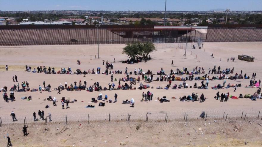 Vista aérea de migrantes acampando a orillas del Río Grande mientras esperan ser procesados por la patrulla fronteriza de El Paso, Texas, después de cruzar desde Cd. Juárez, México. 9 de mayo de 2023.