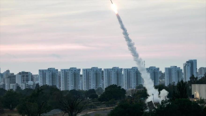 La Cúpula de Hierro israelí, instalada en la ciudad de Ashkelon, lanza un misil para interceptar cohetes disparados desde Gaza, 10 de mayo de 2023. (Foto: AFP)