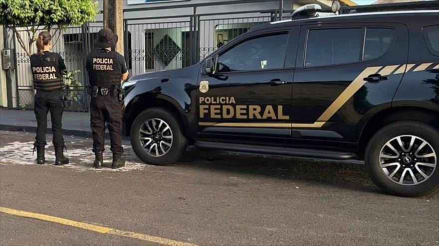 Agentes de la policía en Brasil durante el allanamiento de este jueves a una de las propiedades de empresarios vinculados a Bolsonaro. Foto: Policía Federal. 