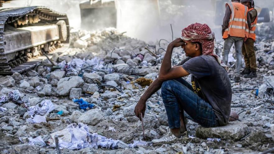 Un adolescente palestino entre los escombros tras un ataque aéreo de Israel en Gaza. Foto Getty Images