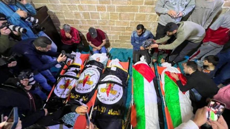 Los cuerpos de cuatro niños y una mujer palestinos asesinados en un ataque aéreo israelí a Gaza, 9 de mayo de 2023. (Foto: CBS)