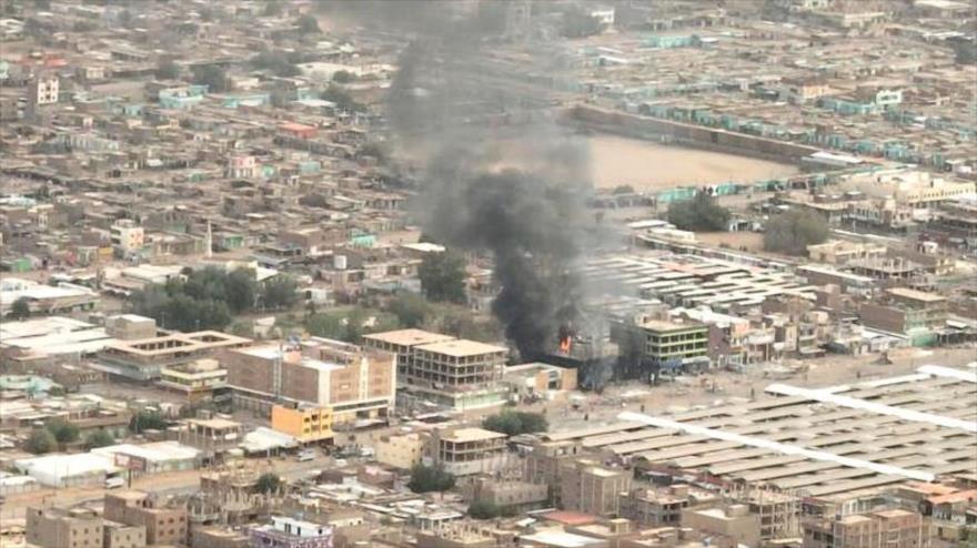 Columnas de humo y fuego en una sucursal del Banco Nacional de Omdurman, en Omdurman, Sudán, 11 de mayo de 2023. (Foto: Reuters)