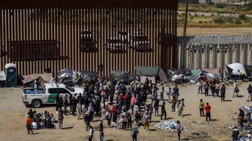  Migrantes en un campamento junto al muro fronterizo, en Tijuana, Baja California, México, 9 de mayo de 2023. 